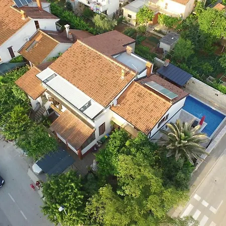 Vikendica In With Swimming Pool Pula