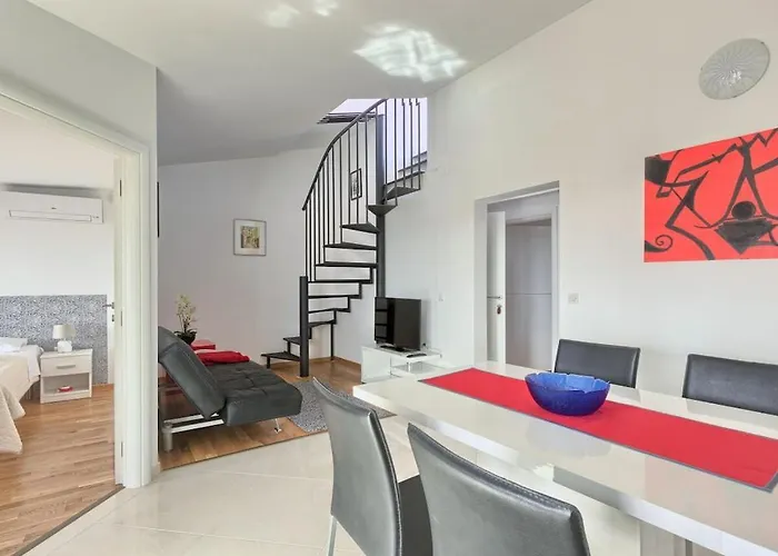 Vikendica In With Swimming Pool