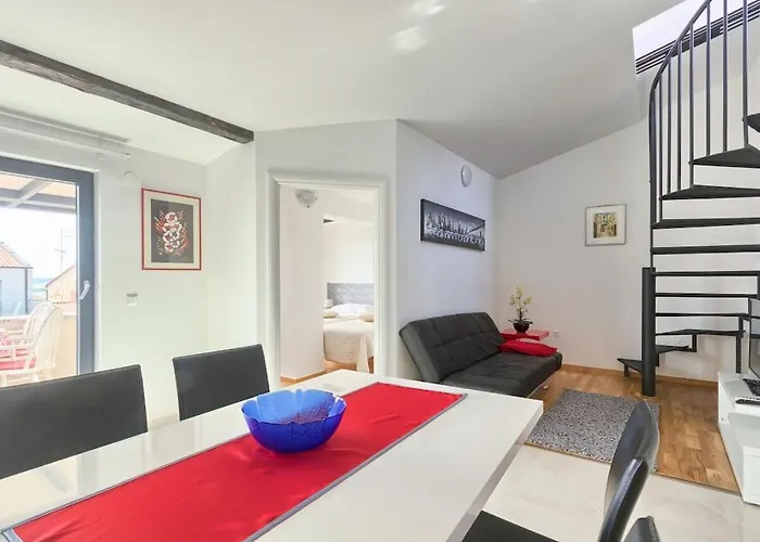 Vikendica In With Swimming Pool Pula