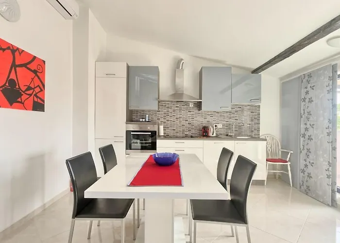 In With Swimming Pool Vikendica Pula