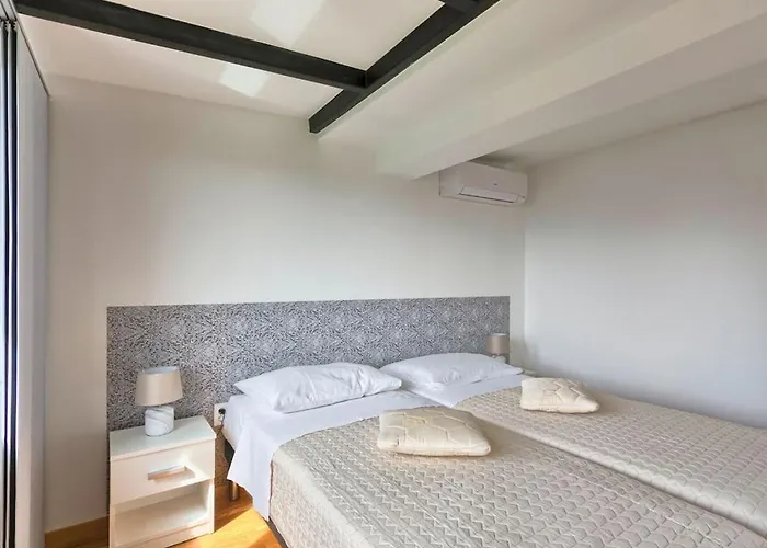 Vikendica In With Swimming Pool Pula