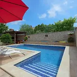 Tatil Evi In With Swimming Pool