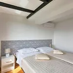 Tatil Evi In With Swimming Pool Pula