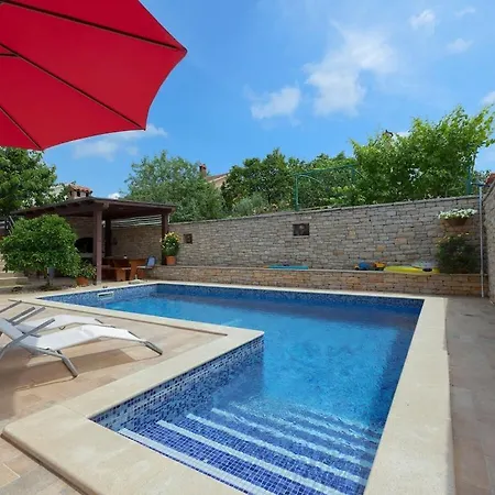 Nyaraló In Pula With Swimming Pool