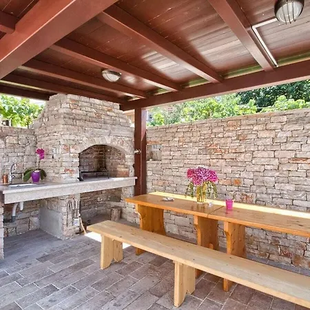 In Pula With Swimming Pool * Štinjan