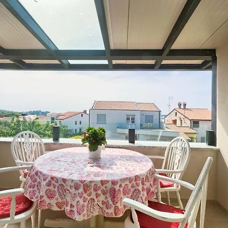 Nyaraló In Pula With Swimming Pool *