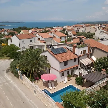 Nyaraló In Pula With Swimming Pool *