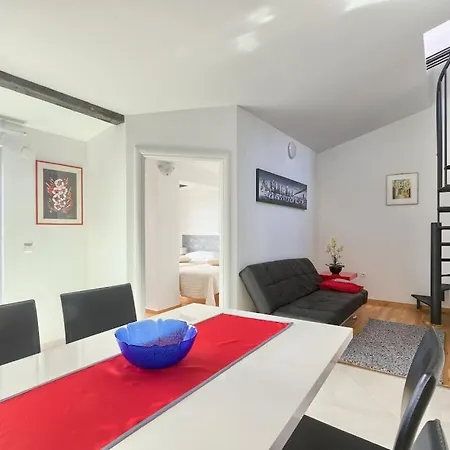 Nyaraló In Pula With Swimming Pool Štinjan