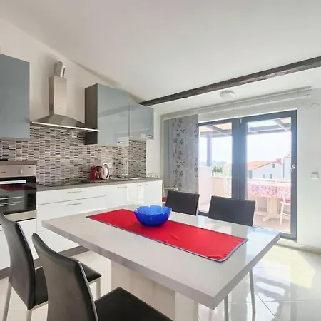 Nyaraló In Pula With Swimming Pool