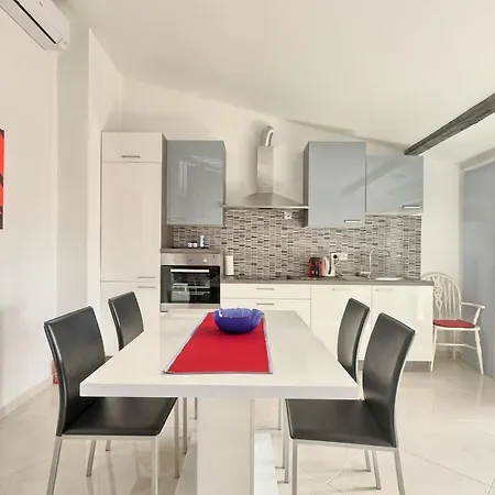 In Pula With Swimming Pool Nyaraló Štinjan