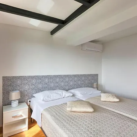 Nyaraló In Pula With Swimming Pool Štinjan