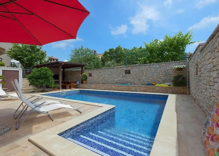 Будинок відпочинку In With Swimming Pool