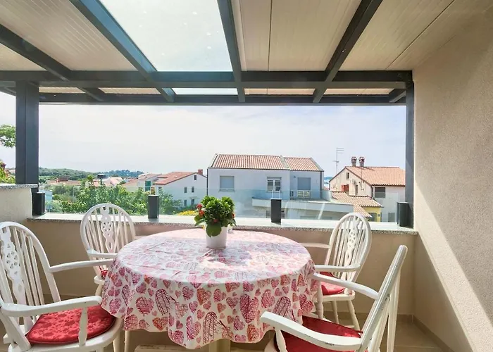 Будинок відпочинку In With Swimming Pool *