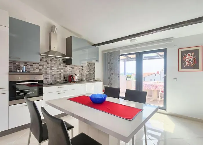 Будинок відпочинку In With Swimming Pool